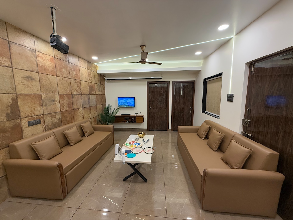 סלון מרווח מאובזר בטלוויזיה חכמה ובשתי ספות נפתחות, המשלבות בידור וחלל שינה נוסף נוח.

רשת Wi-Fi עם 60 Mbps מספקת קישוריות אמינה הן לצרכים של עבודה מהבית והן לגלישה יומיומית.