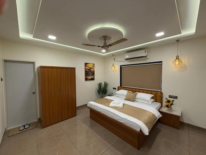 Spálňa č. 1 s vlastnou kúpeľňou č. 1 vybavená klimatizáciou Split.
(Poplatky za klimatizáciu navyše okrem mesiaca máj)