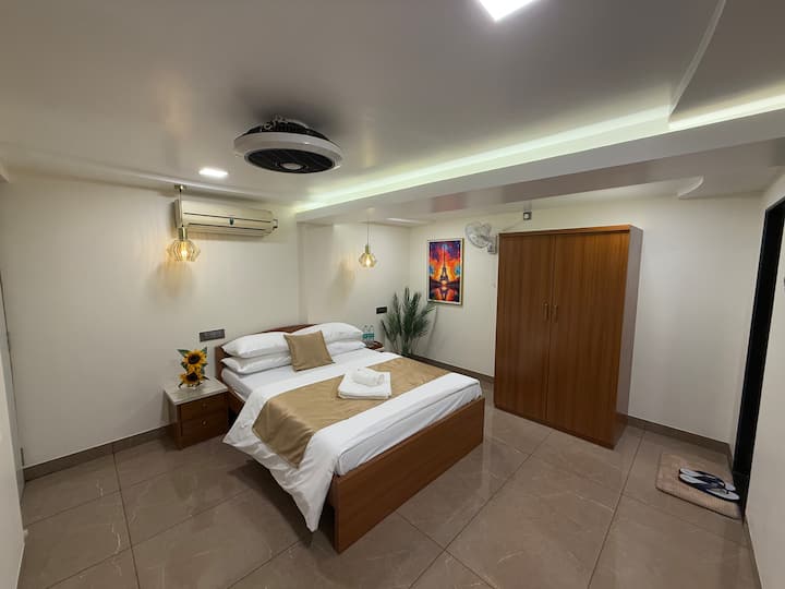 Spálňa č. 2 s vlastnou kúpeľňou č. 2 vybavená klimatizáciou typu split.
(Poplatky za klimatizáciu navyše okrem mesiaca máj)