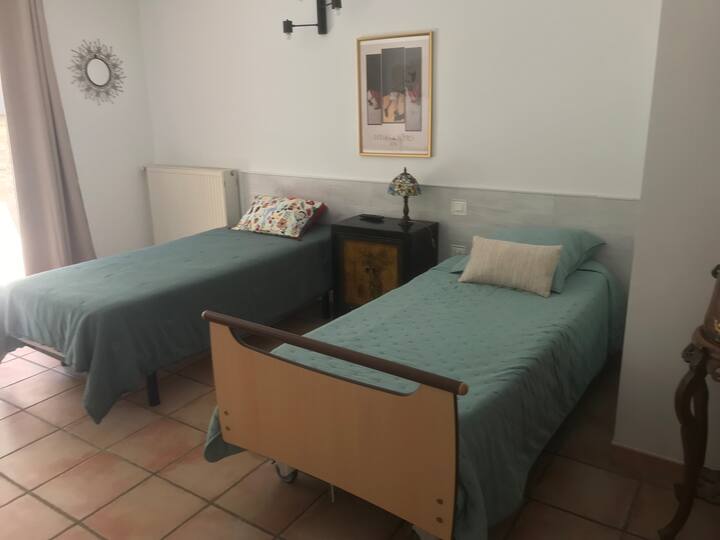 habitación con acceso a la terraza de la planta baja, incluye un escritorio, una silla, un armario, perchero