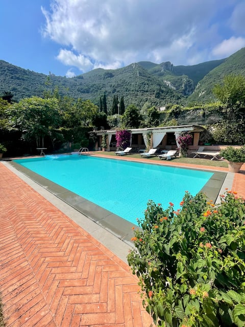 Luxury Pool Villa. 10 bedrooms A/C Wi-fi Garage