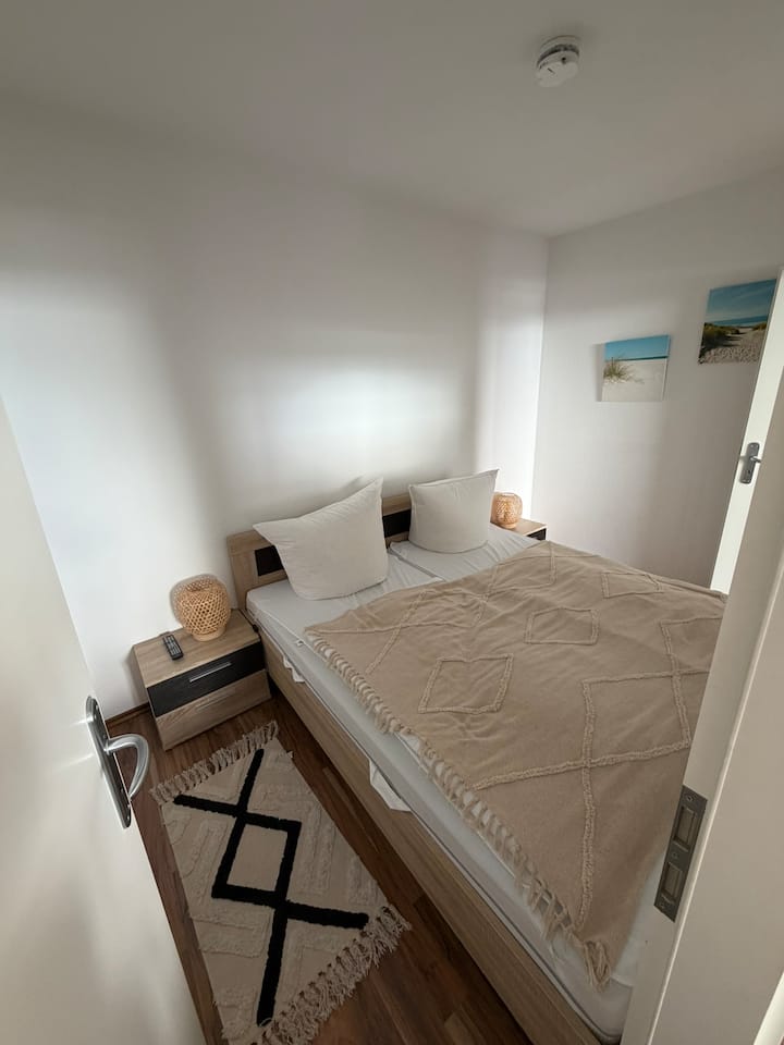 Jedna manželská posteľ s dvoma pohodlnými penovými matracmi 90 x 200 cm od výrobcu Emma.
