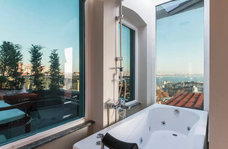 Triplex-14Pax-Center-Galata-3Rooftops-6Bdroom-4Bd