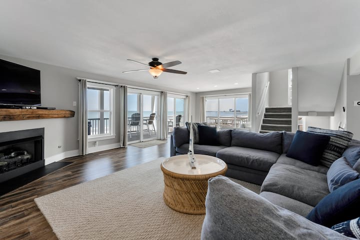 Chic’s Beach Oceanfront Home + Hot Tub Sleeps 8 - Virginia Beach, VA