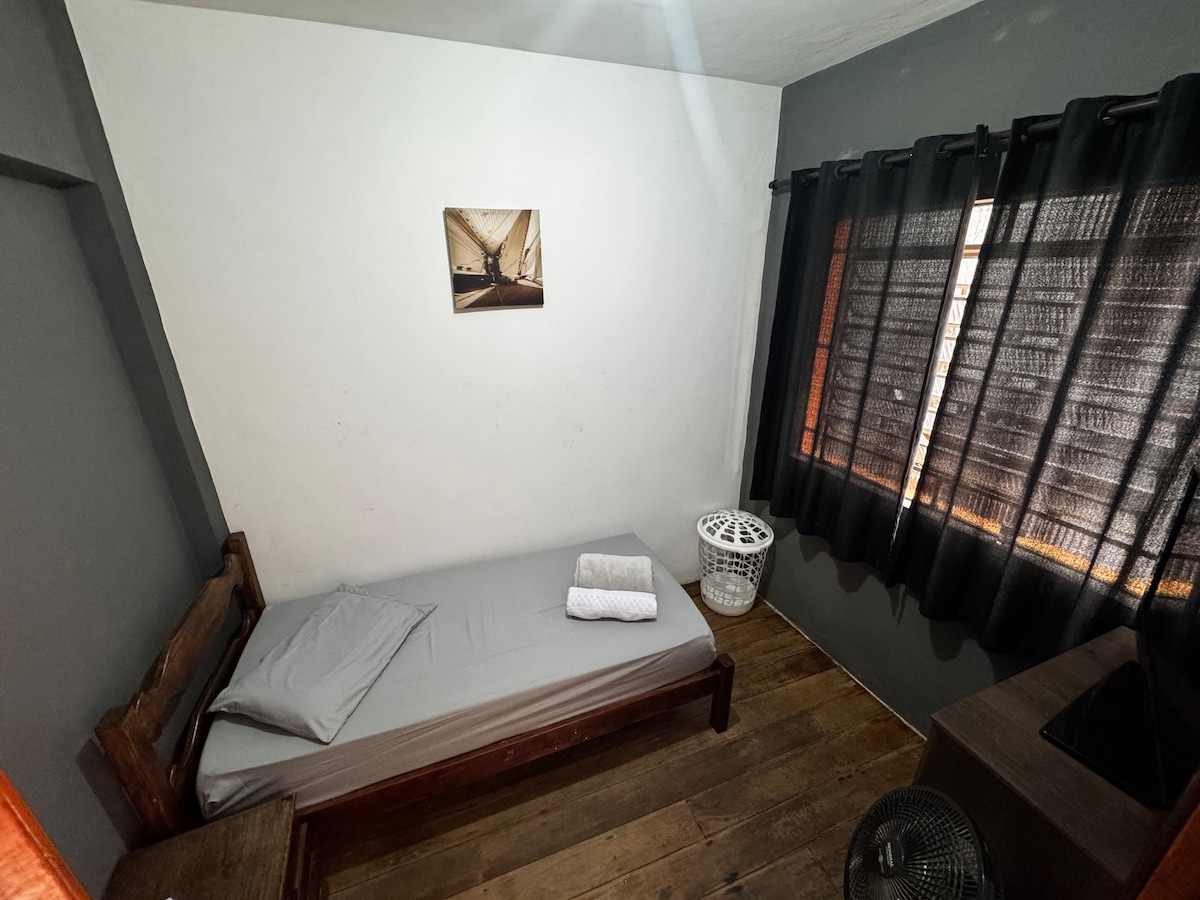 ห้องกลางแจ้ง 1 • ชั้น เตียงเดี่ยวตู้เสื้อผ้าสำหรับเสื้อผ้าโต๊ะข้างเตียงพัดลม 

Obs:
(ห้องพักติดกับสวนหลังบ้านพื้นที่ซักล้างห้องครัวและห้องน้ำกลางแจ้ง)