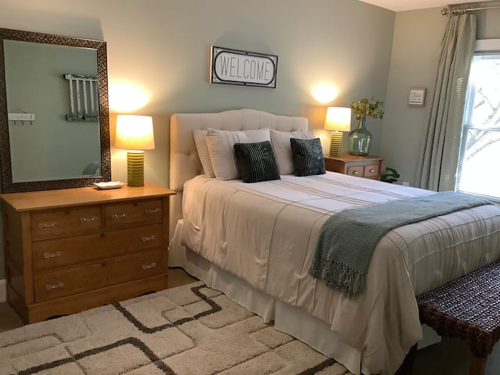 Chumba cha Sage kina kitanda cha mto wa kifalme, kabati la kuingia, kigundua moshi na mwonekano wa uwanja wa gofu.