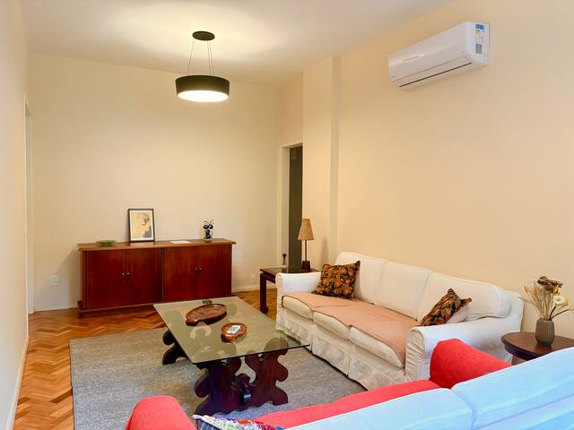 Leblon Wonderful, shopping, metrô and beach.