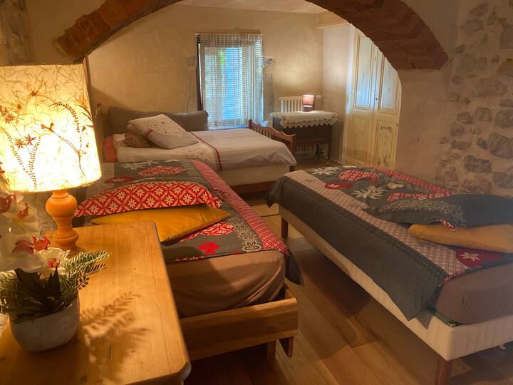 Un lave mains , une commode et une armoire de rangement