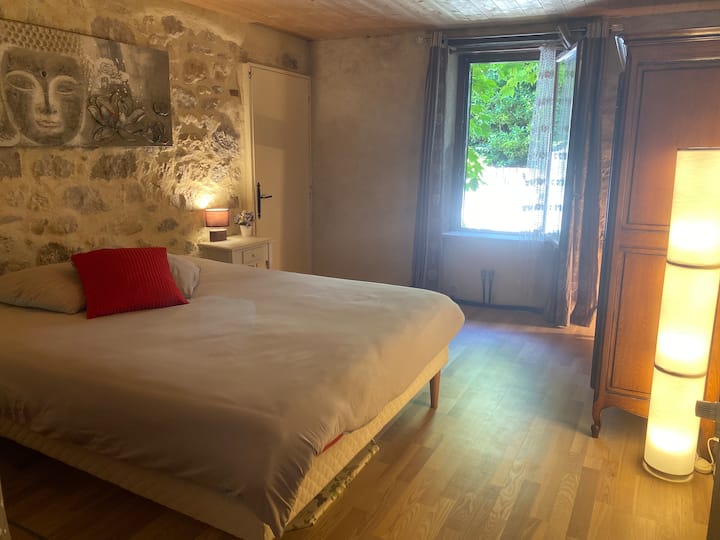 Une armoire et une penderie encastrables