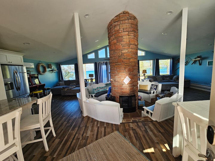 ברגע שאתם נכנסים, יש לכם נוף ללא הפרעה מחלונות למים.