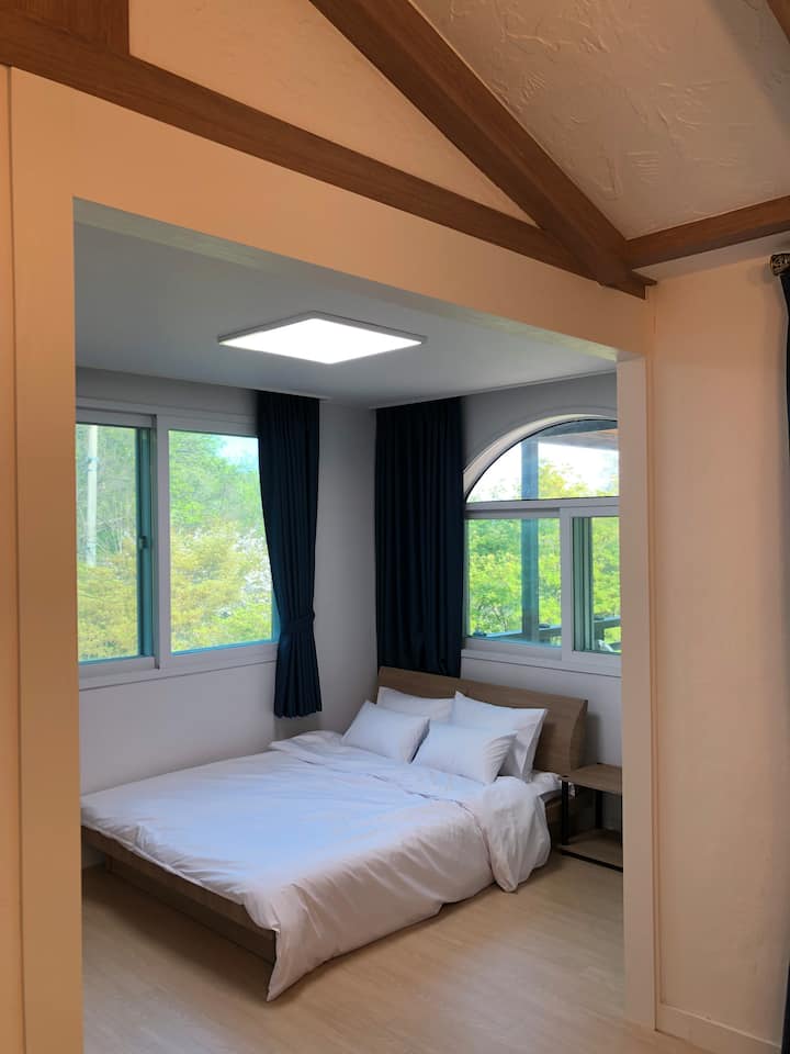 الطابق الثاني غرفة نوم 1 سرير مزدوج