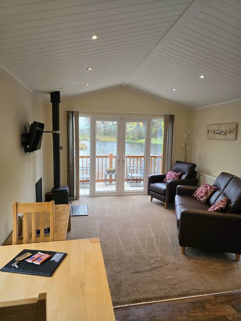 Littlemere Lodges - The Nest - Dog Friendly