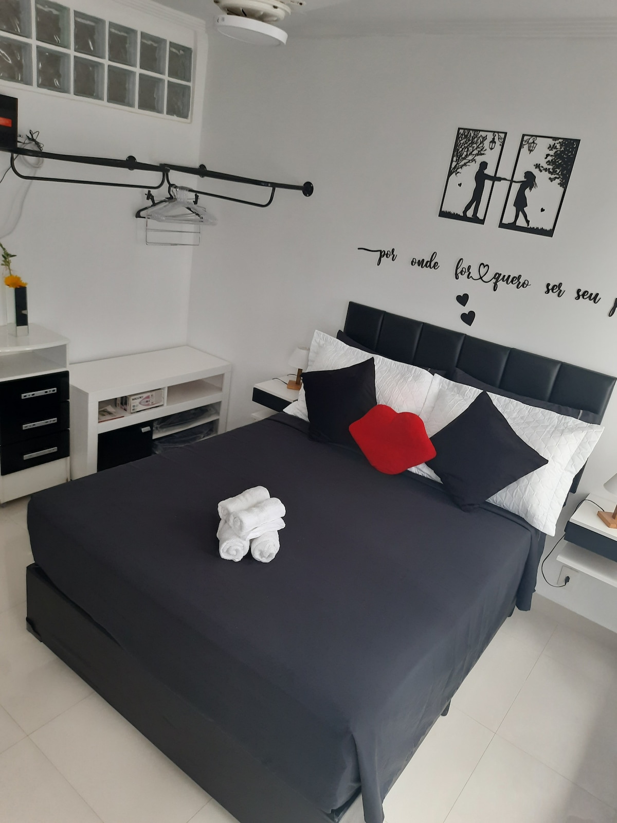 „Романтична и уютна стая с модерен декор, идеална за двойки, които желаят незабравими моменти. С удобно легло, декоративни възглавници и деликатни детайли атмосферата ви кани да се отпуснете. Вдъхновяваща фраза на стената.

