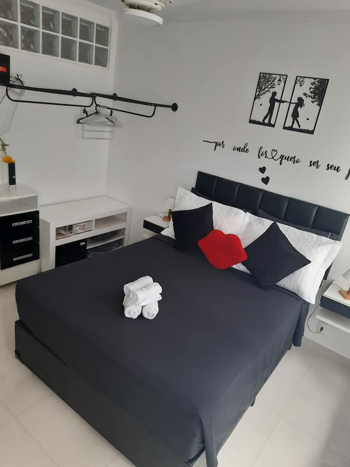 「浪漫舒适的房间，现代装饰，非常适合希望度过难忘时光的情侣。 配备舒适的床、装饰性枕头和精致细节，氛围让您放松身心。 墙上的励志短语。

