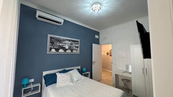 ควีนไซส์
เตียงเมมโมรี่โฟม
ผ้าปูที่นอน
เครื่องปรับอากาศและเครื่องทำความร้อนแบบแยกส่วนโดยไม่มีท่อ
ทีวีจอ 32 "
พื้นที่สำหรับเก็บเสื้อผ้า
โต๊ะแต่งหน้า
ไฟฉุกเฉิน
ห้องน้ำส่วนตัว