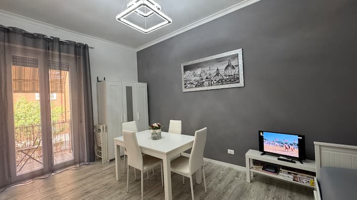 ห้องนั่งเล่นพร้อมระเบียง 
โซฟาที่กลายเป็นเตียงคู่
ที่นอนเมมโมรี่โฟม
โต๊ะ
ทีวี 24 ' 
เครื่องปรับอากาศและเครื่องทำความร้อนแบบไม่มีท่อแยก
ห้องน้ำในห้องนั่งเล่น 
ที่รีดเสื้อผ้า 
ราวแขวนเสื้อผ้า
Axis of Stiro
ไฟฉุกเฉิน