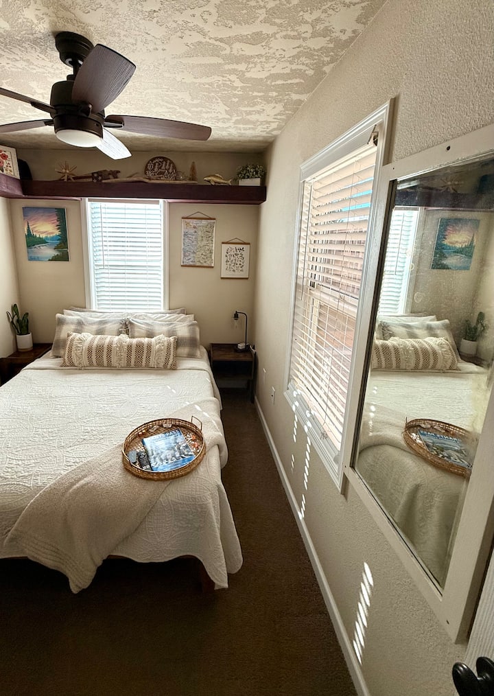 Spálňa s manželskou posteľou Queen - vybavená elektrickým krbom, nástennou požiarnou televíziou, stropným ventilátorom a okennou klimatizáciou počas letných mesiacov. 