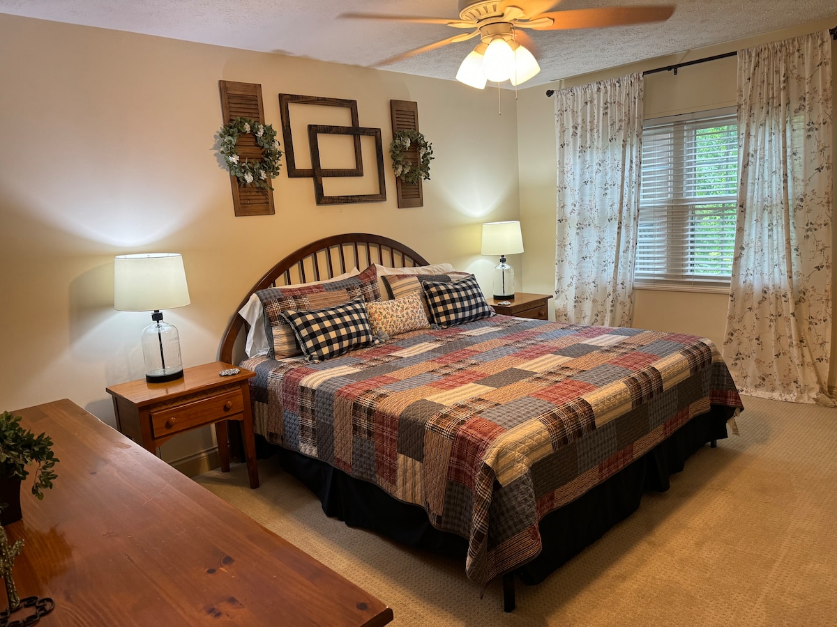 غرفة نوم رئيسية بحمام داخلي 