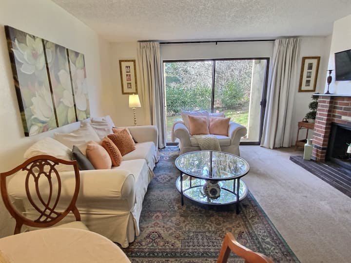 Light Filled 2 Story Apartment (78 Walkscore) - Redmond, WA