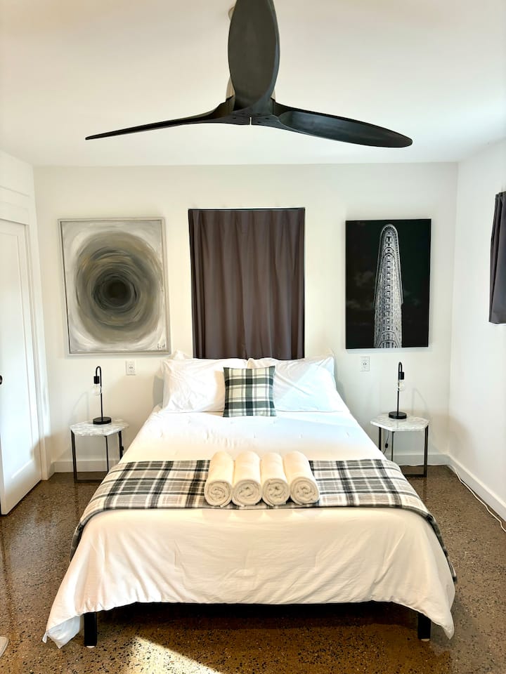 First Floor bedroom with Queen Bed