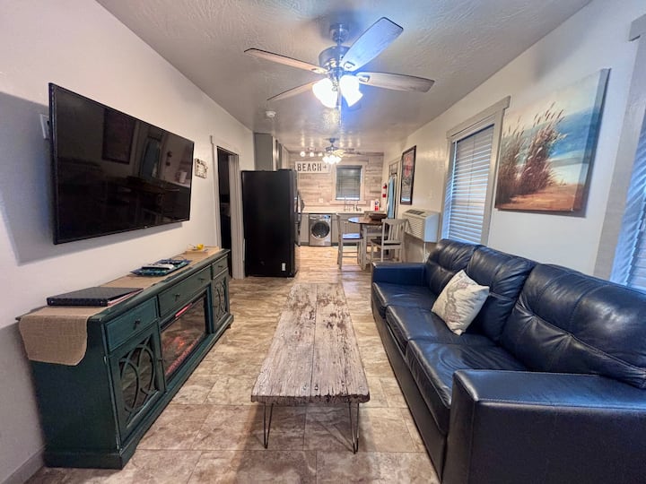 2 Bedroom Downtown Delight- Deming Beach House - Rockhound State Park, Deming