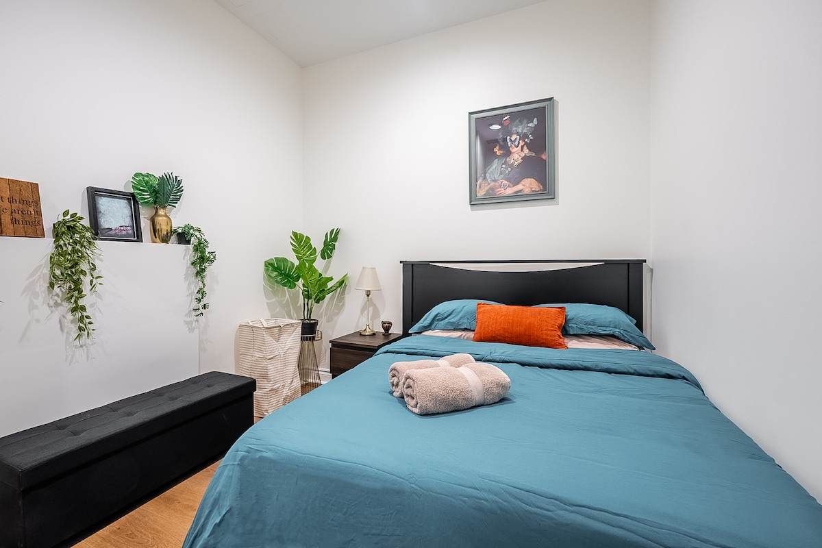 Уютна втора спалня с удобно двойно легло и успокояващ, минималистичен декор.