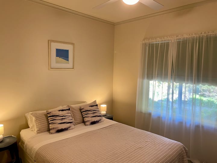 2号标准双人床卧室，内置衣柜，吊扇 