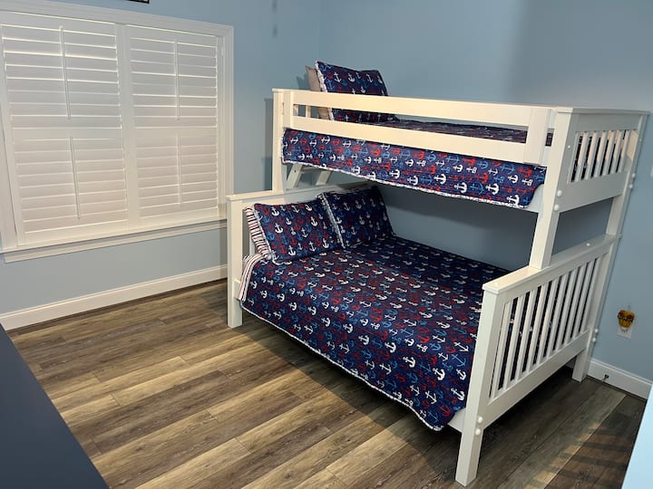 Lit superposé avec lit double et lit double sur le dessus. Placard avec des haricots et de nombreux jeux et puzzles amusants.