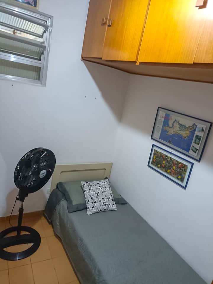 кревет со единечен душек и вентилатор на таванот