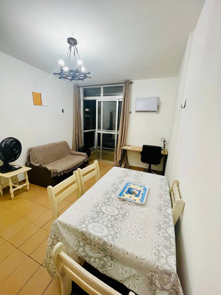 Дневна соба: кауч на спуштање, маса и 4 столчиња, простор за домашна канцеларија, паметен телевизор
