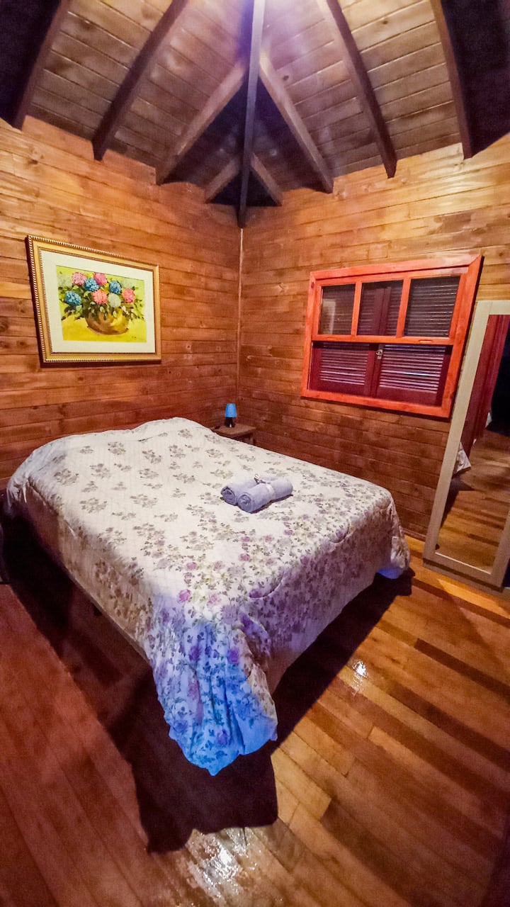  Chambre double avec lit queen size et armoire avec miroir.