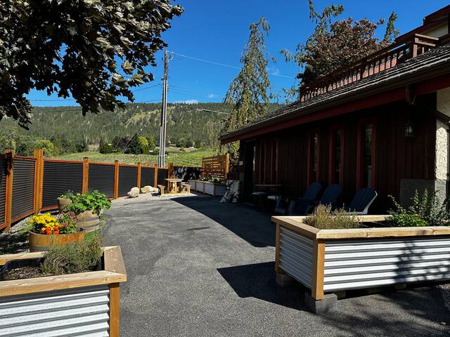 Naramata Bench Getaway: Licensed, Farm/modern