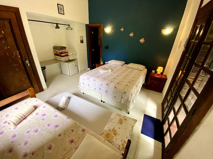 סוויטה 04 עם מיטת קווין סייז עם מזרן קפיצים, מיטת יחיד 01, מאוורר תקרה, מיני בר, טלוויזיה 32 אינץ' בכבלים, מגהץ וקרש גיהוץ.