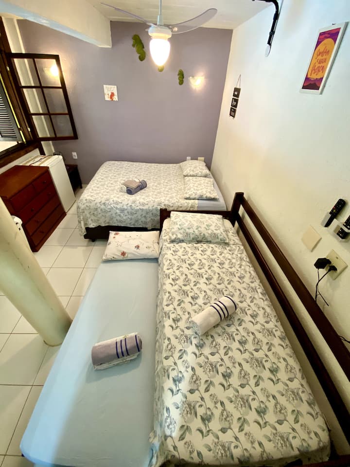 סוויטה 01 עם טלוויזיה חכמה 32 אינץ', מיזוג אוויר, מיטת קווין סייז עם מזרן קפיצים, מיטת יחיד, מיני בר, מאוורר תקרה, מתלה מעילים ושידה.

