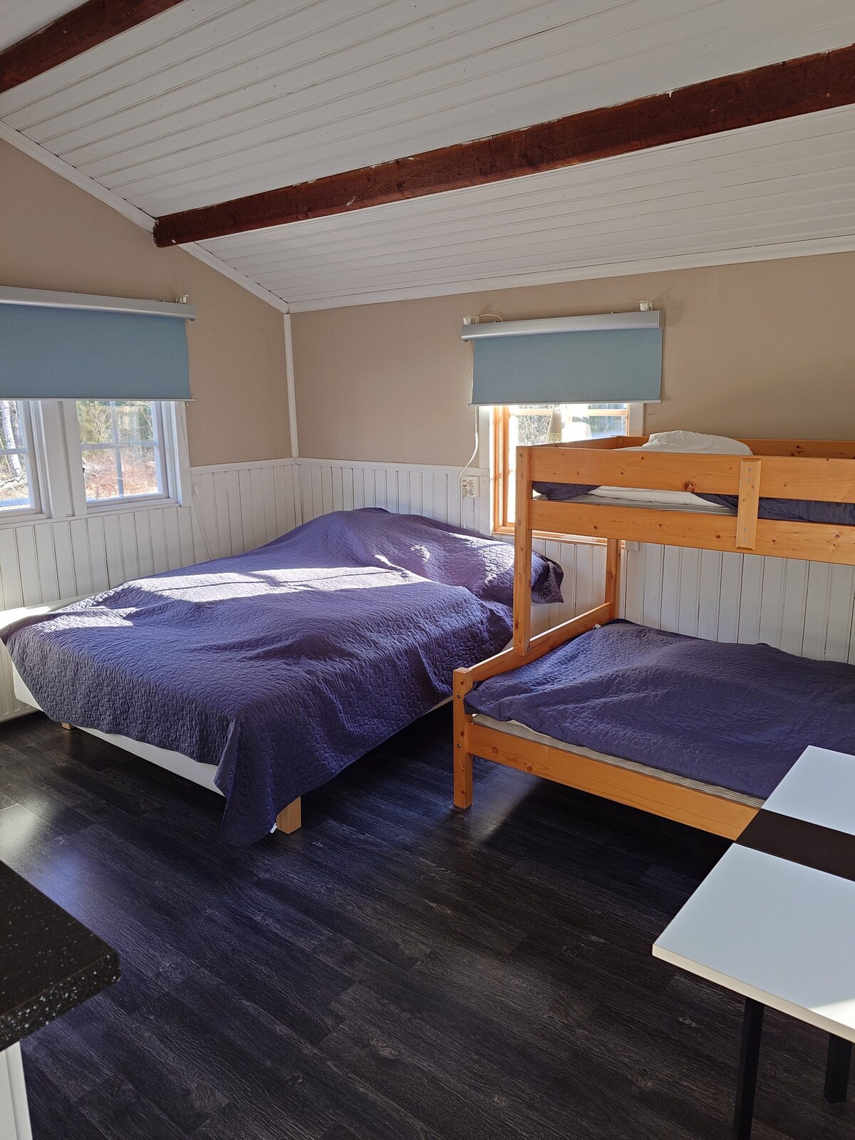 double bed and bunk bed at Stuga på Mattön in Gysinge