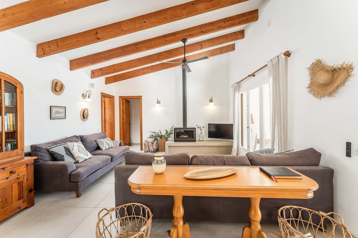 Popular Airbnb listing: VILLA RAIA, Binibeca Nou - 5 bedroom, private pool in Sant Lluís