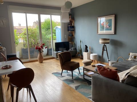 Successful Airbnb property: Cozy apartment, quiet with outdoor area. in Bordeaux Centre