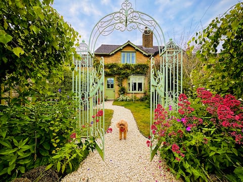 Beautiful spacious cottage in village with parking