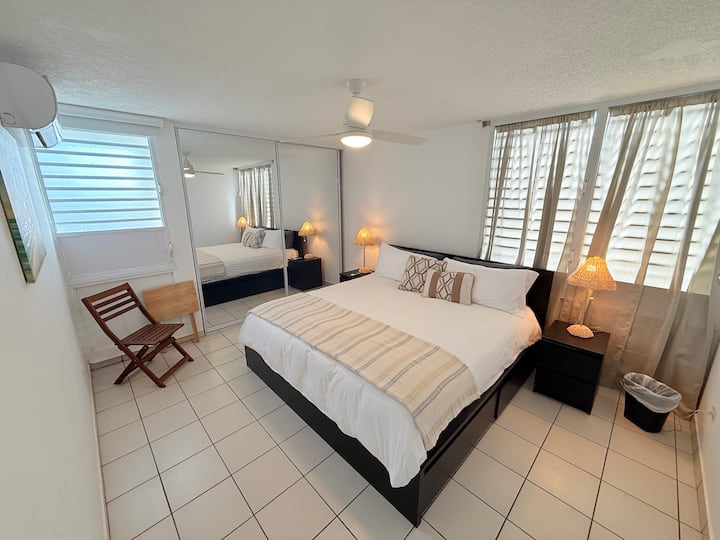 เตียงขนาดคิงไซส์ห้องนอนใหญ่ผ้าปูที่นอนและผ้าเช็ดตัวที่ซักใหม่ตู้เสื้อผ้าขนาดใหญ่เตารีดและกระดานเครื่องปรับอากาศใหม่เอี่ยมพัดลมเพดานโต๊ะกลางคืนไฟกลางคืนและอื่นๆ