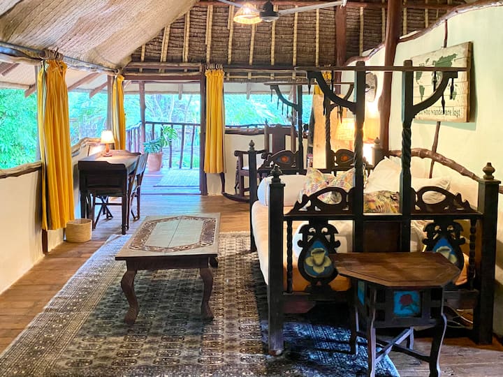 Sebule iliyo wazi ina hewa safi lakini ni ya kustarehesha, imewekewa sofa ya mtindo wa Kiswahili ambayo pia ni kitanda. Kaa na ufurahie filamu, kaa kwenye dawati la kazi ukitazama kwenye dari, au kaa kwenye kona ya kusoma ukiwa na kitabu kizuri!
