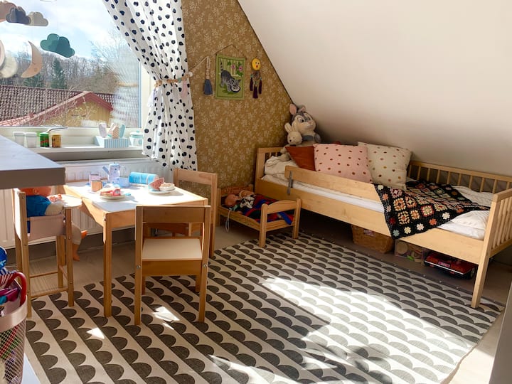 Საძინებელი კომფორტული საბავშვო საწოლით და ბევრი სახალისო სათამაშოებით.