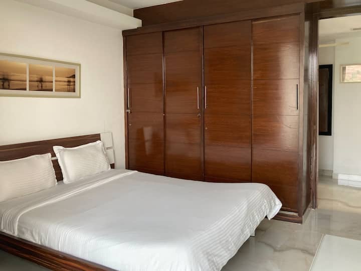 All mattresses follow a consistent setup with gentle leg elevation, designed for relaxed rest and supportive circulation.