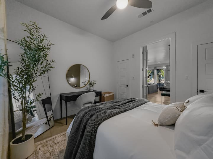 ห้องนอน #2 พร้อมเตียงขนาดควีนไซส์พื้นที่ทำงานไฟอัจฉริยะและ HomePod mini - เปิดเพลงหรือเสียงผ่อนคลายในขณะที่คุณจับ Z