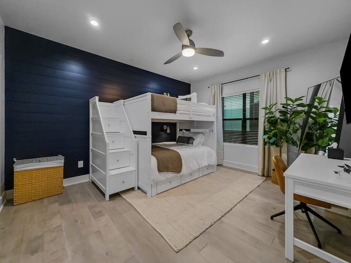 ห้องนอน #1 พร้อมเตียงสองชั้นขนาดใหญ่พื้นที่ทำงานสมาร์ททีวีไฟอัจฉริยะและ HomePod mini - เล่นดนตรีหรือเสียงที่ผ่อนคลายในขณะที่คุณจับ Z