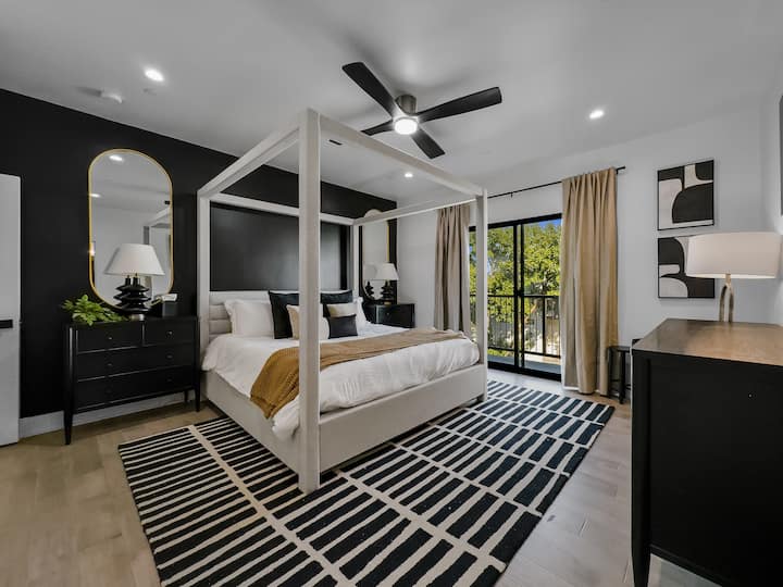 ห้องนอนใหญ่ #3 พร้อมเตียงขนาดคิงไซส์สมาร์ททีวีไฟอัจฉริยะและ HomePod mini เล่นดนตรีหรือเสียงที่ผ่อนคลายในขณะที่คุณจับ Z