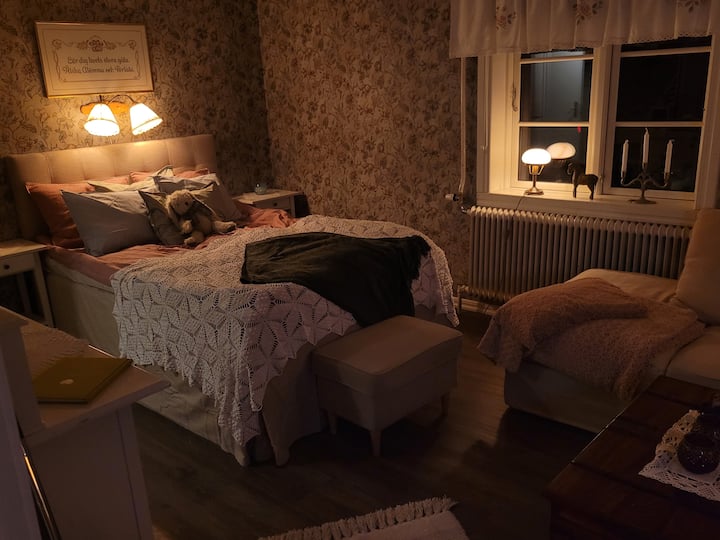 Дупли кревет каде што ќе може да се одморите по откривањето на денот. Осветлување на креветот како спомени од селскиот живот