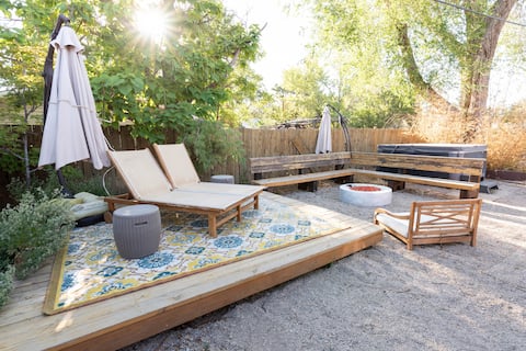 Mountains & city + hot tub retreat all in one!