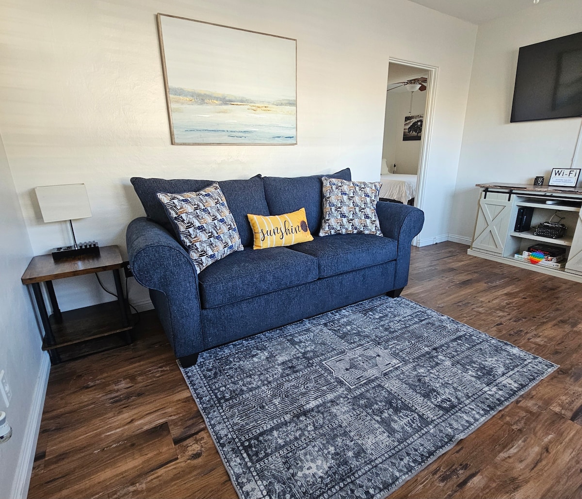 Dnevni boravak s TV-om od 55 inča i besplatnim Hulu streamingom