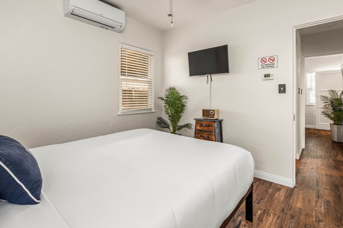 Spavaća soba 2 s mini split klima-uređajem/grijanjem i pametnim TV-om od 32 inča za streaming.