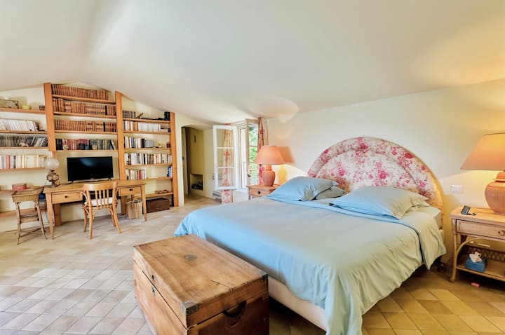 Chumba cha ghorofa ya juu, mwonekano wa bahari, chumba kikubwa cha kupumzikia, bafu, choo tofauti 